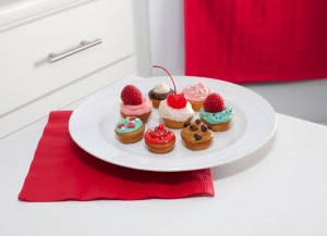 glamourshot-decoratedcupcakesonplate